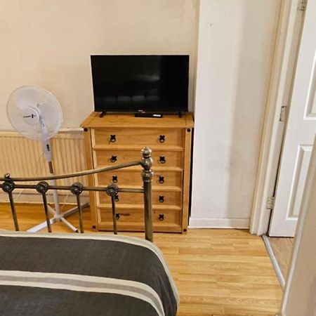 No Frills & Nothing Fancy 1 Bed Studio City Centre Кардифф Экстерьер фото