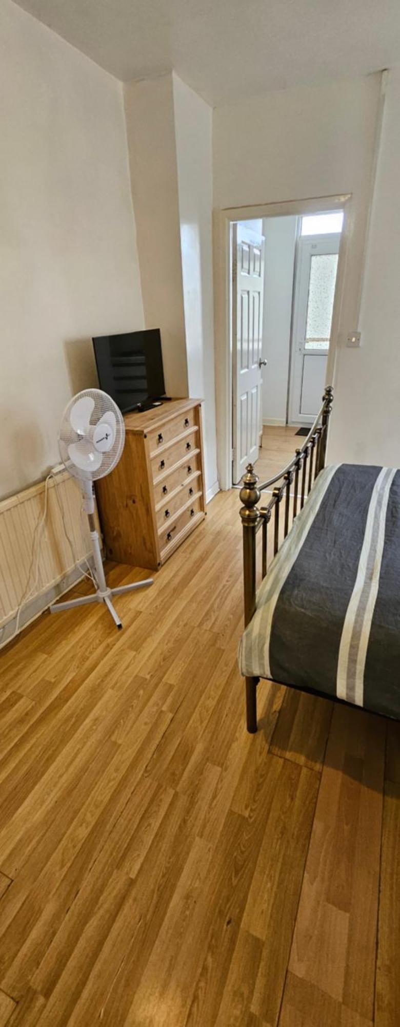 No Frills & Nothing Fancy 1 Bed Studio City Centre Кардифф Экстерьер фото